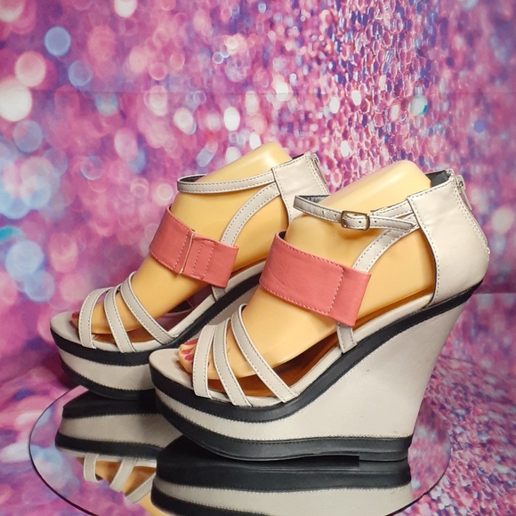 QUPID FINDER - Nude Coral Strap Black Trim Wedges - Picture 6 of 11